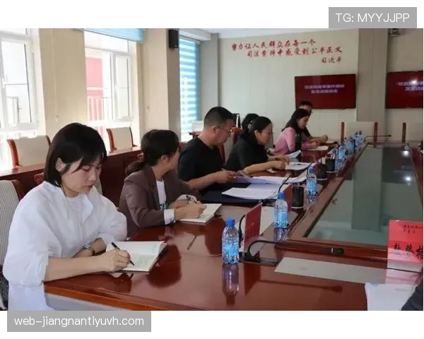 耳机裁判系统如何影响场上判罚？揭秘沟通机制与争议点