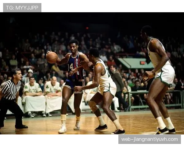 奥斯卡·罗伯特森助攻突破关键回合，效率明显优于同期组织后卫